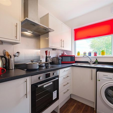 Jesswood Properties: Spacious 2-Bedroom Apartment with Parking Hinckley Exterior photo