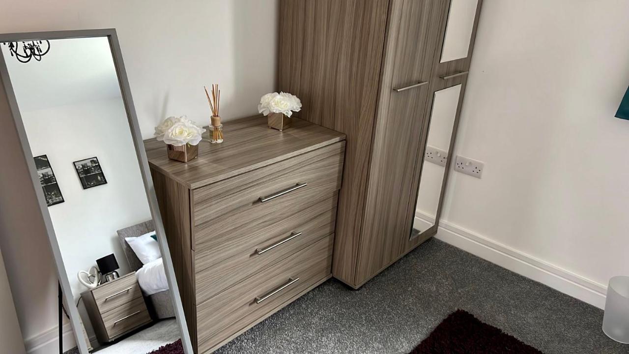 Jesswood Properties: Spacious 2-Bedroom Apartment with Parking Hinckley Exterior photo