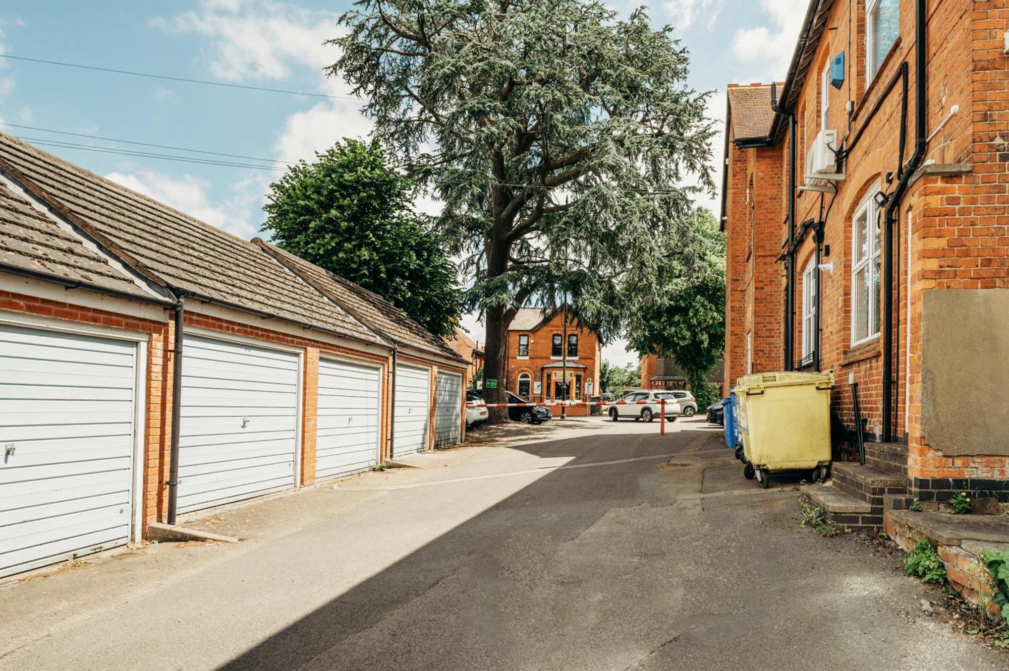 Jesswood Properties: Spacious 2-Bedroom Apartment with Parking Hinckley Exterior photo