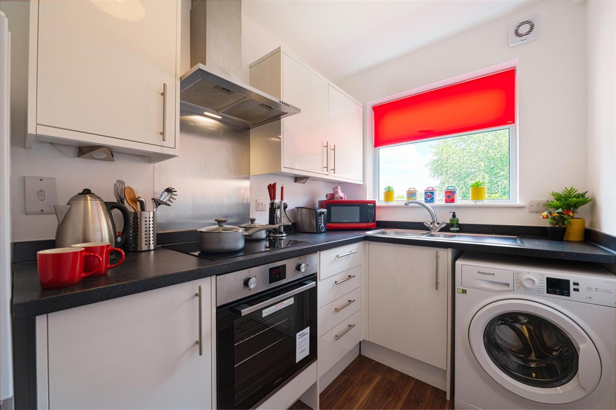 Jesswood Properties: Spacious 2-Bedroom Apartment with Parking Hinckley Exterior photo