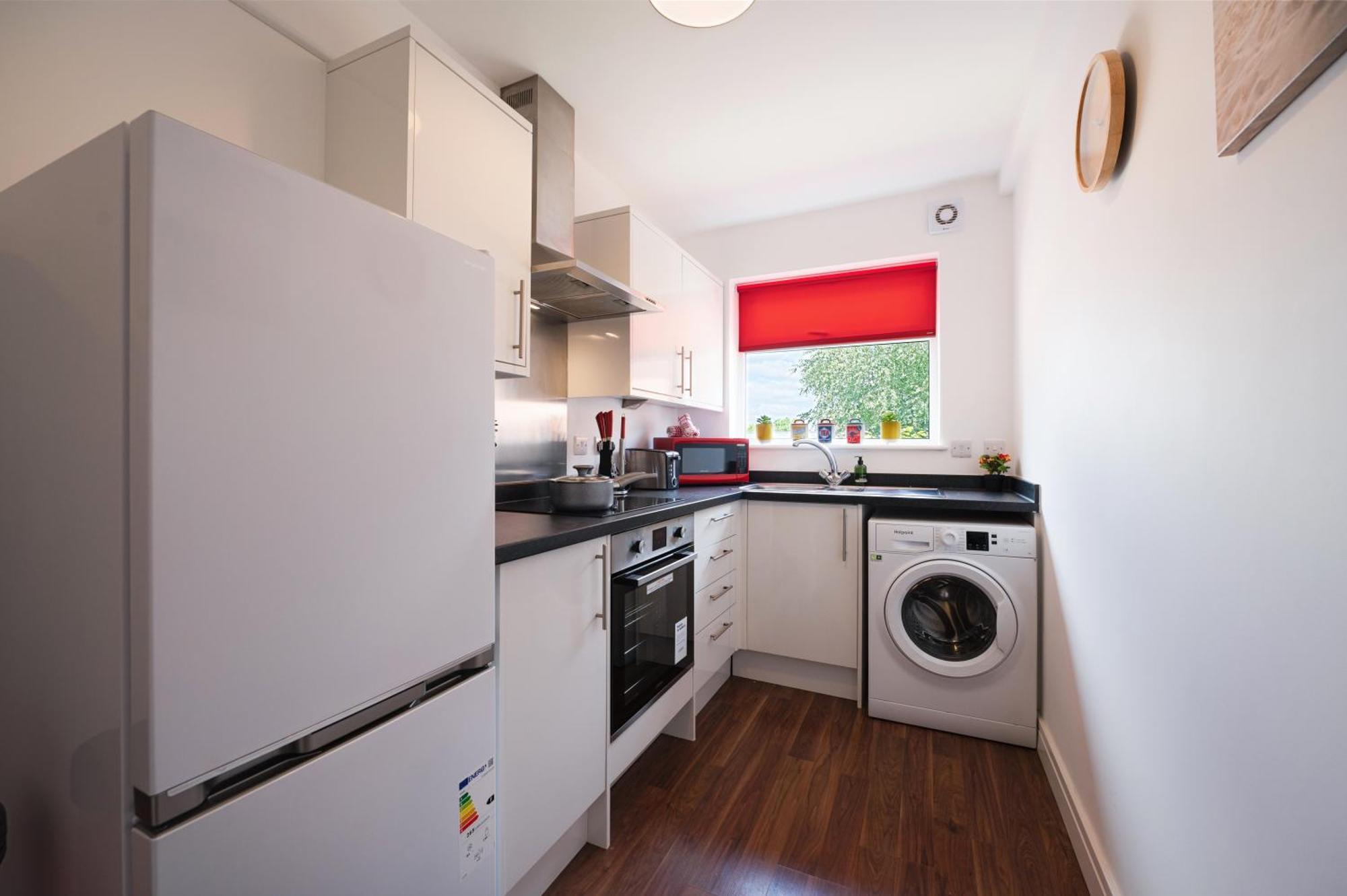 Jesswood Properties: Spacious 2-Bedroom Apartment with Parking Hinckley Exterior photo