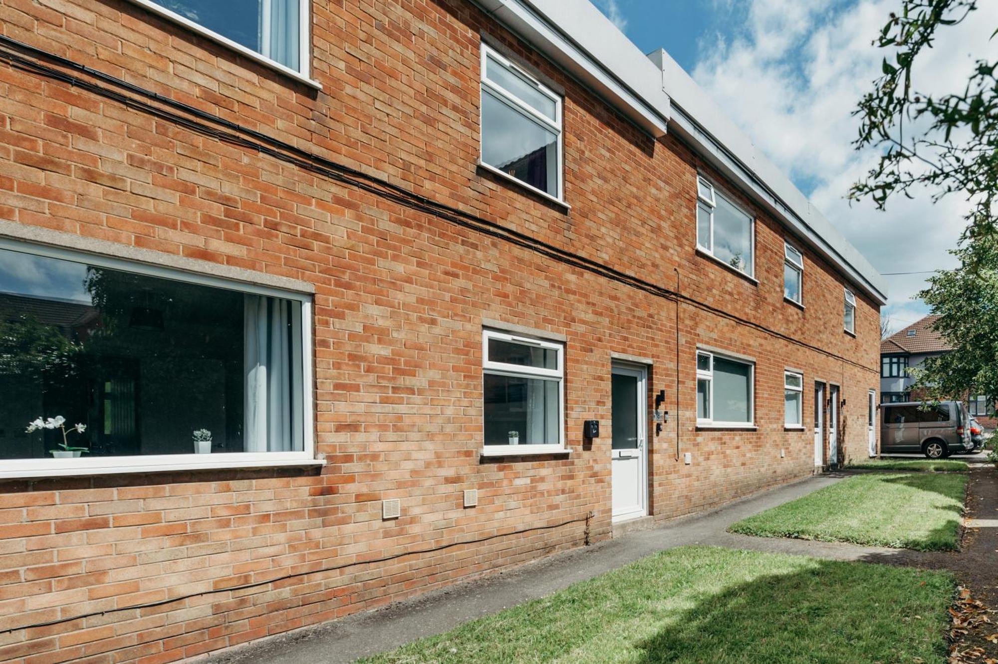 Jesswood Properties: Spacious 2-Bedroom Apartment with Parking Hinckley Exterior photo
