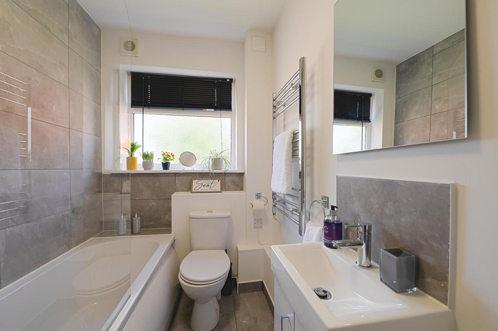 Jesswood Properties: Spacious 2-Bedroom Apartment with Parking Hinckley Exterior photo
