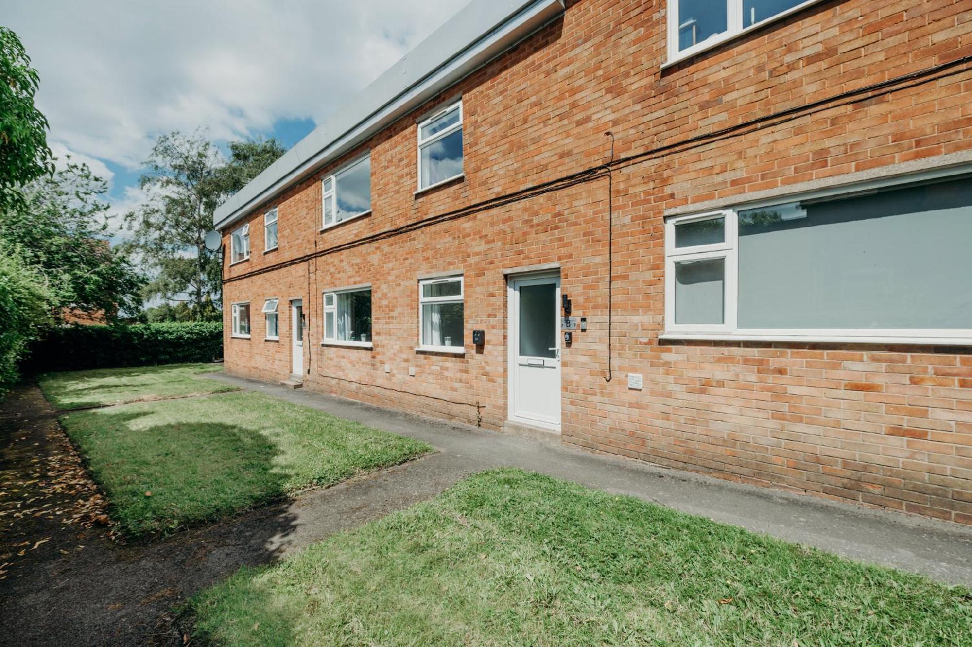 Jesswood Properties: Spacious 2-Bedroom Apartment with Parking Hinckley Exterior photo